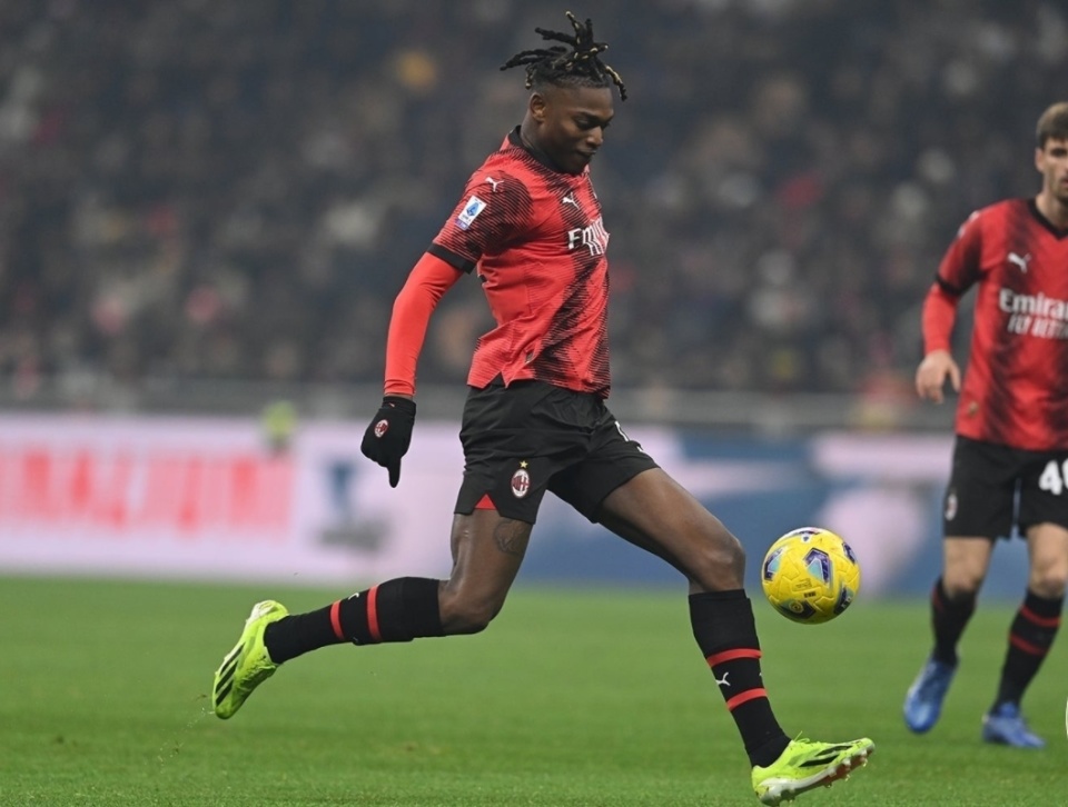 精彩！AC米兰客场绝杀，豪取三分