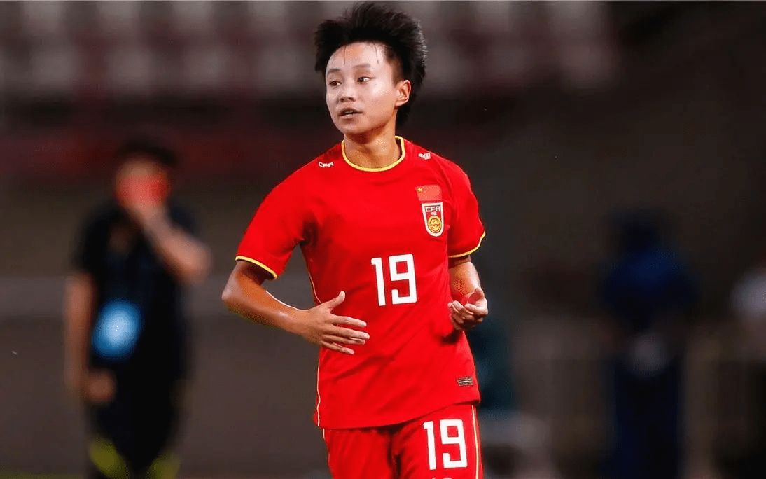 中国女足队员受到国内外球迷关注,成为焦点 中国女足队员受到国内外球迷关注,成为焦点