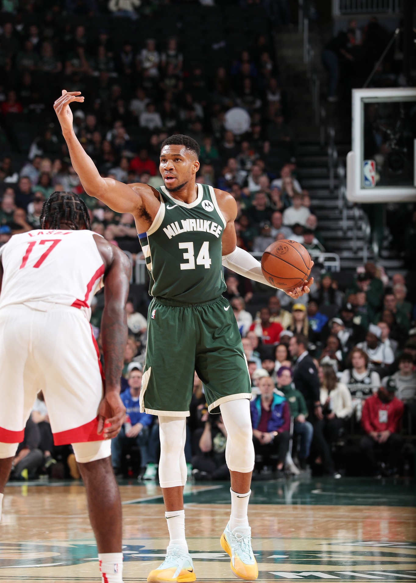 雄鹿实现横扫对手，内外线协同进攻全面展现的简单介绍