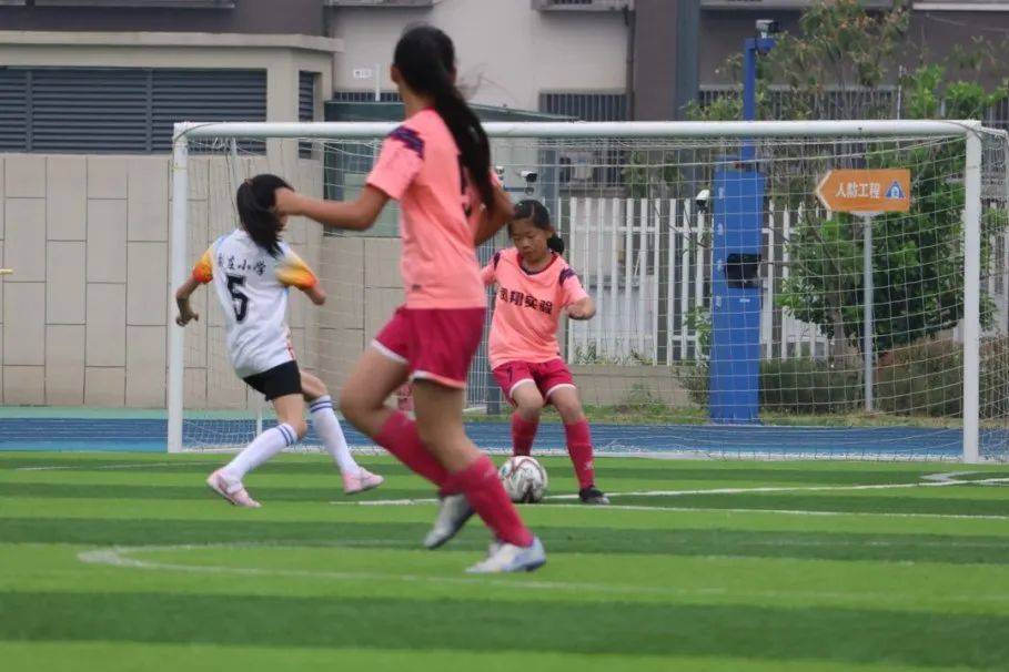 足球比赛中,女子球队展现团队合作力的简单介绍 足球比赛中,女子球队展现团队合作力的简单介绍